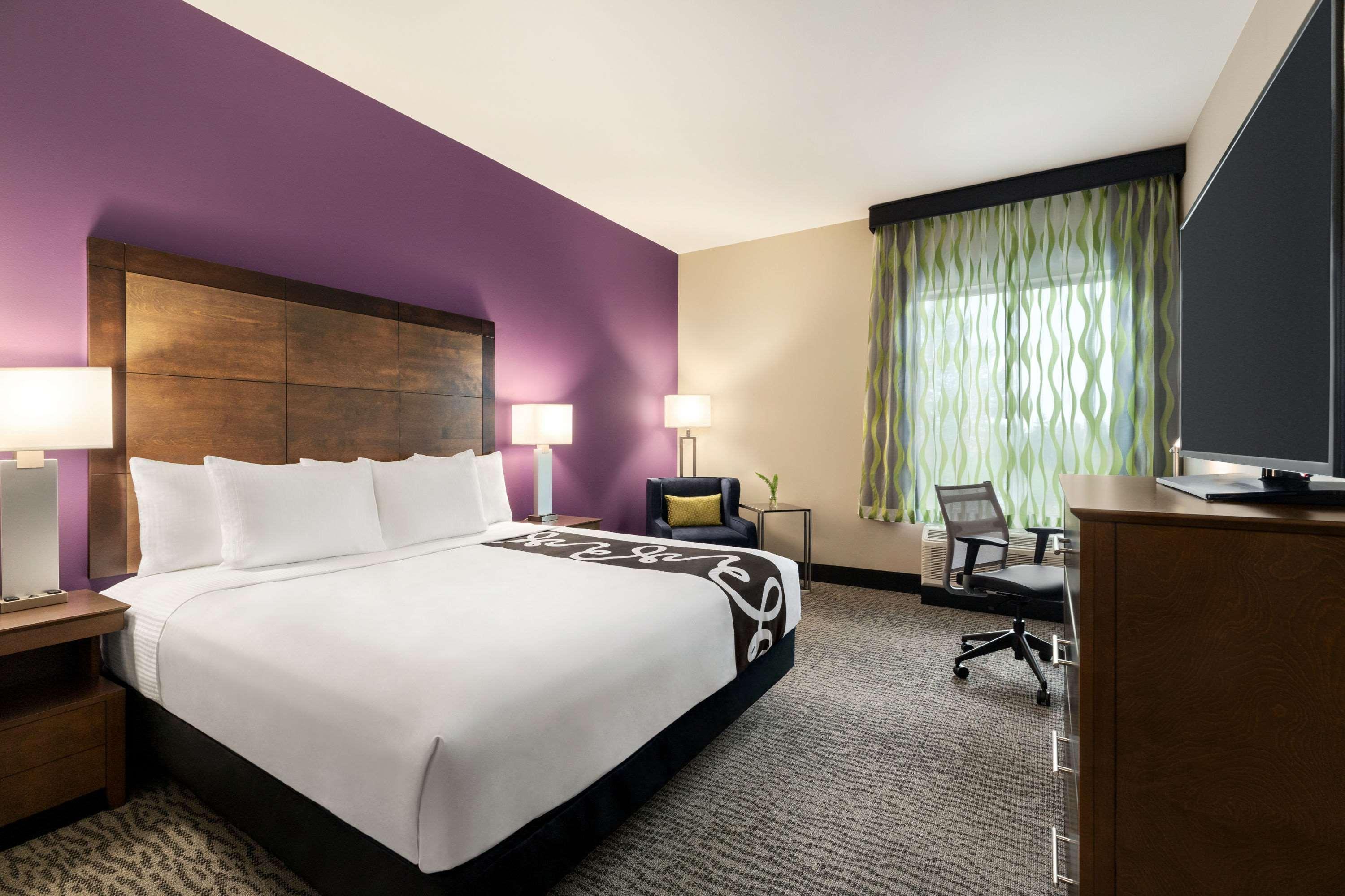 La Quinta Inn & Suites By Wyndham Burlington Exterior photo